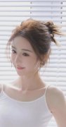 把她的两个奶弄到